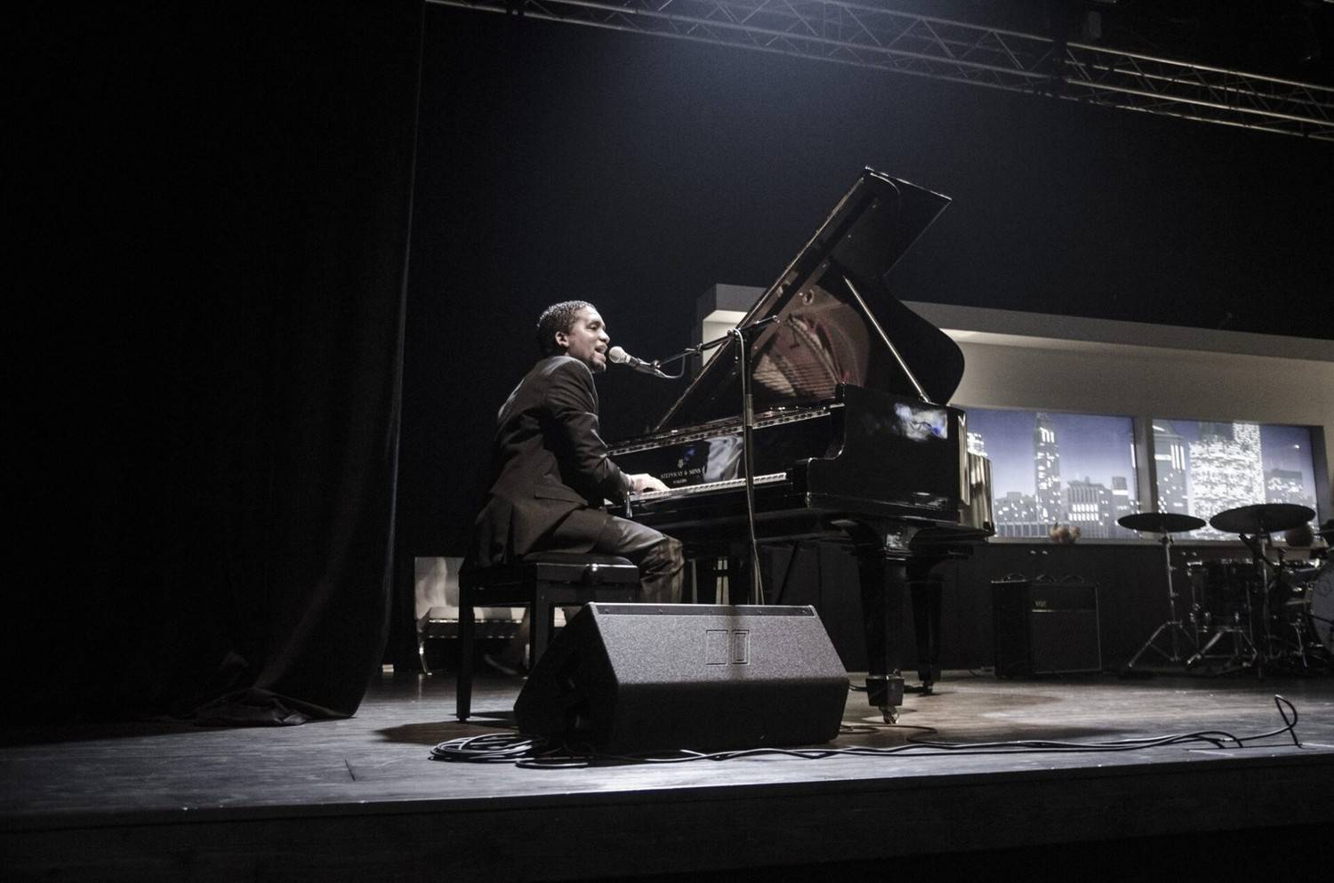pianista a zpěvák ELLY JAY