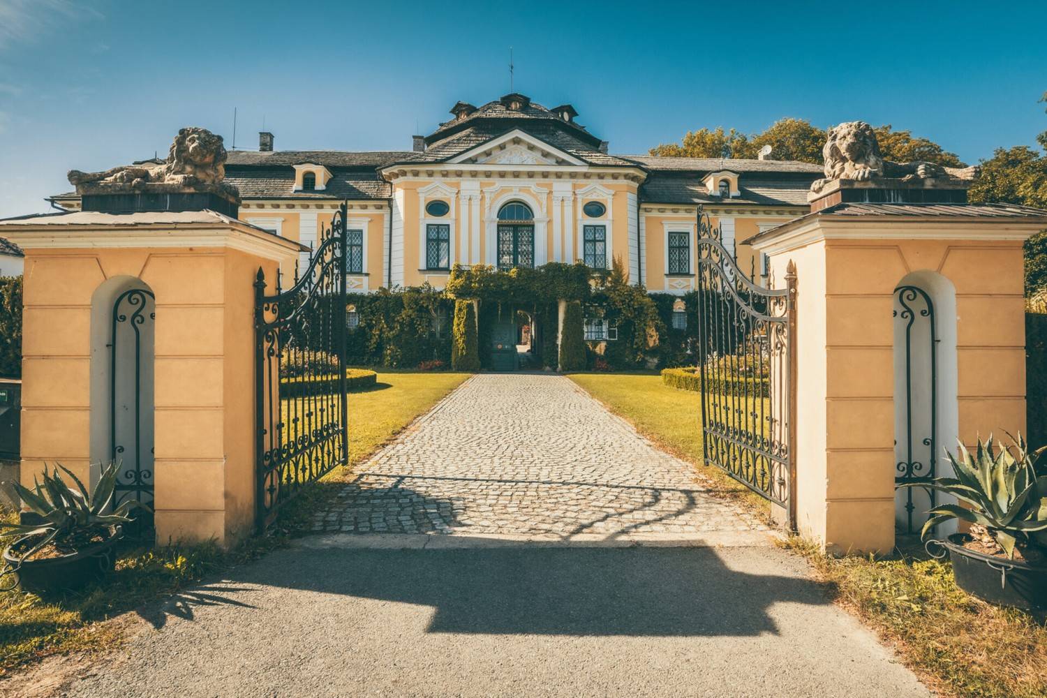 Zámek / Historická stavba Úsobí